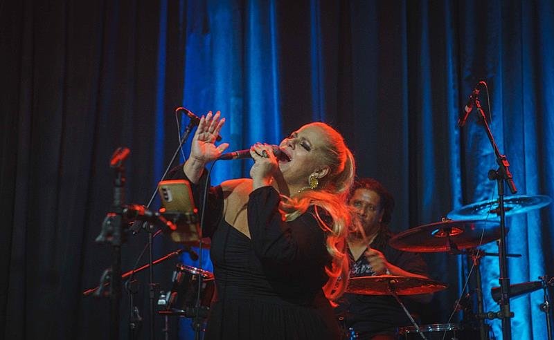 Yane Caracas celebra a obra de Ednardo em show especial no Cineteatro São Luiz