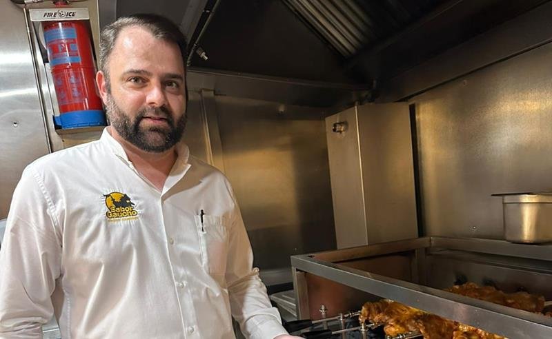 Atendimento à mesa é diferencial decisivo em rodízios e casas de carnes, afirma especialista brasileiro
