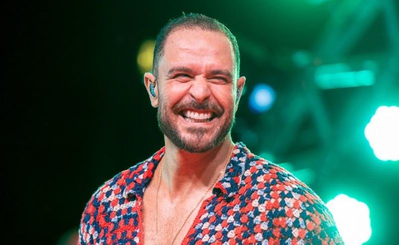 Diogo Nogueira comanda tarde de samba na quadra da Portela