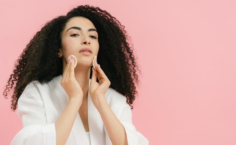 Skin Cycling: a rotina que conquistou o mundo e chega ao Brasil com força e com o toque inteligente da Raavi Dermocosméticos