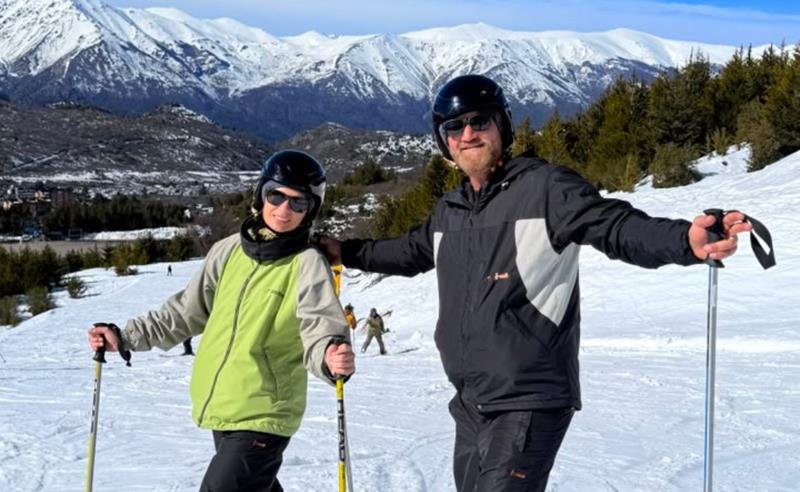Recém-casados, Guto Ziani e Karen Leoncini curtem lua de mel em Bariloche
