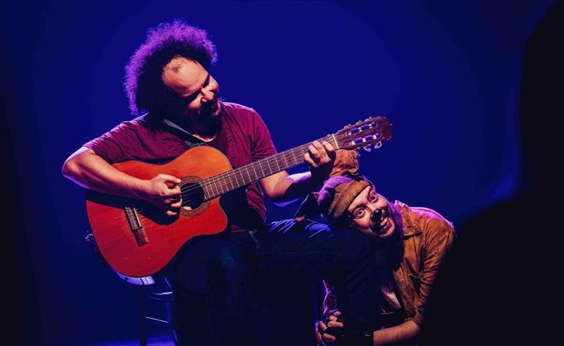 Sucesso de público, “Vida de Cão – Uma Amizade Fora da Coleira” chega ao Teatro Dulcina, no Centro, em temporada popular
