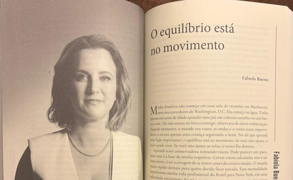 25 anos após o 11 de Setembro, restrições sobre imigração e mobilidade nos EUA são tema de livro lançado na Bienal, em SP Fabíola Bueno, uma das autoras que participam do livro, relata sua experiência em Wall Street após os atendados