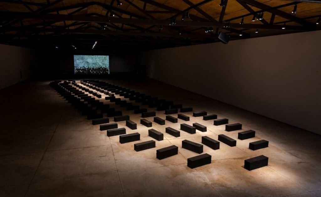 Em parceria inédita, Sesc São Paulo e Instituto Inhotim apresentam “O Barco”, de Grada Kilomba, na capital paulista “O Barco” (2021), de Grada Kilomba. Vista de instalação no Instituto Inhotim.