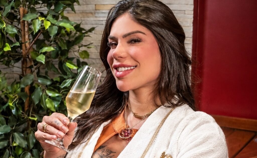 Anny Alves é a nova apresentadora do
“Papo na Banheira”, do Papo com Pijama