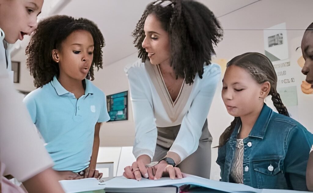 Inglês é exigido em 92% dos cargos gerenciais; especialista explica como a escola prepara estudantes para esse cenário