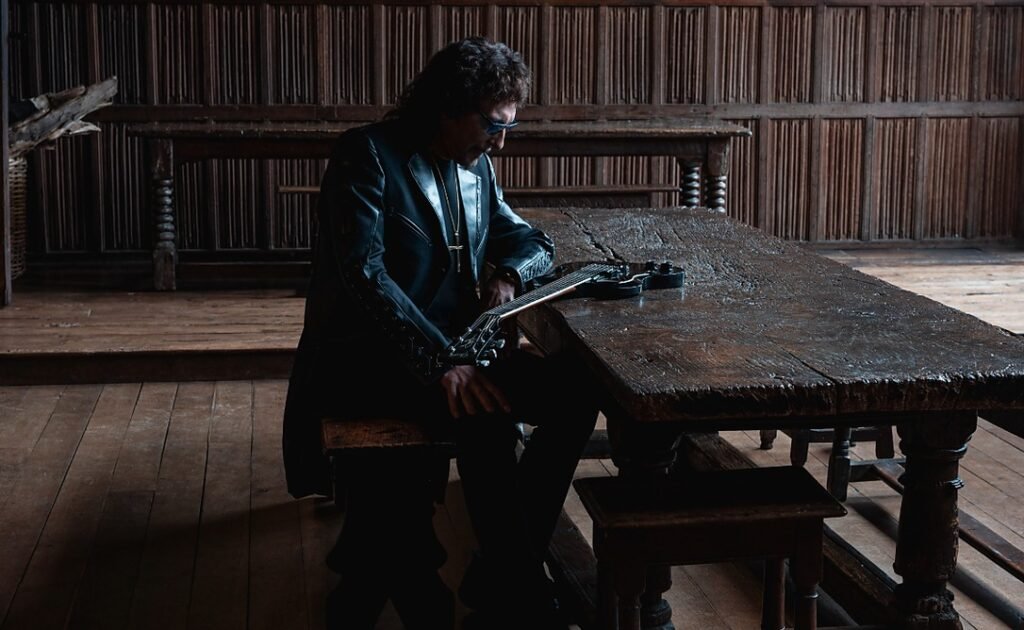 Tony Iommi lança novo álbum From The Dark