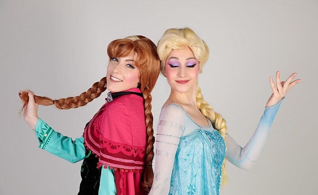 As irmãs Elsa e Anna desembarcam na Ilha do Governador e na Baixada com “Aventura Congelante – O Legado”